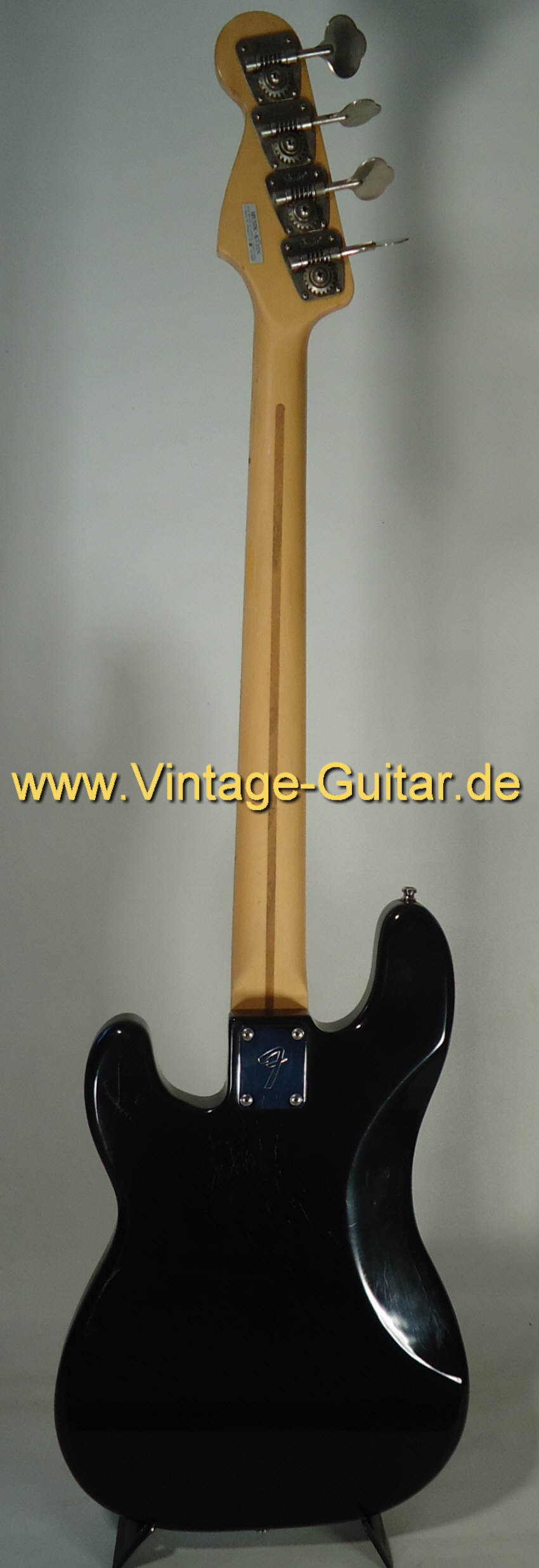 Fender Precision Bass 1976 black b.jpg
